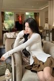Set áo thun kiểu xoắn ngực tay dài phối chân váy mini xếp ly