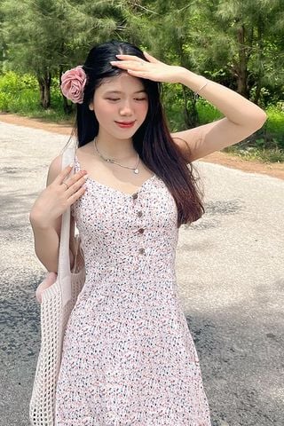 Đầm mini xòe lụa in hoa nhí nền trắng 2 dây kiểu phối gài nút