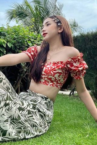 Áo croptop ôm lụa in hoa tay phồng