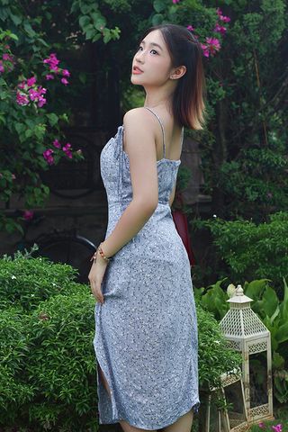 Đầm 2 dây ôm linen in hoa nhí nền xanh xẻ tà