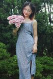 Đầm 2 dây ôm linen in hoa nhí nền xanh xẻ tà