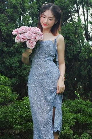Đầm 2 dây ôm linen in hoa nhí nền xanh xẻ tà