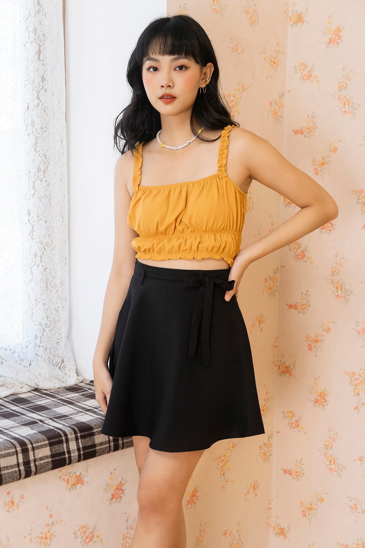 Chân váy màu đen xòe viền ren