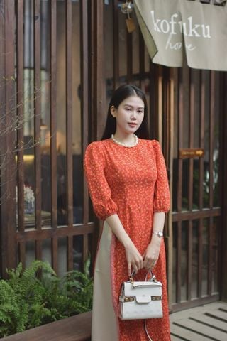 Áo dài ôm lụa in hoa nhí vàng nền đỏ tay phồng lửng