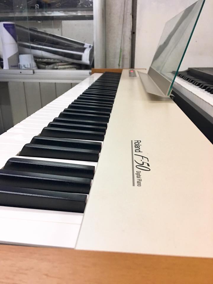 n Piano i n Roland F 50 Piano BT