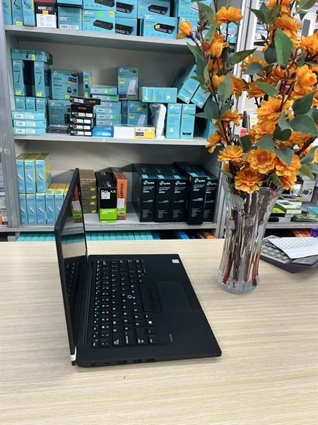 Laptop cũ Dell 7480 ( Core I7 7600, 8GB, 256GB, LCD 14 ich FHD, 1.4 ký )