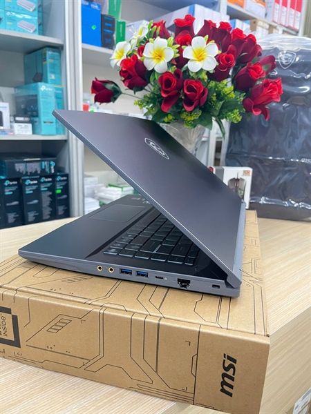Máy tính xách tay MSI Thin 15 B13UC-1411VN (i7-13620H; 8GB; 512GB SSD; RTX3050/4GB; 15.6