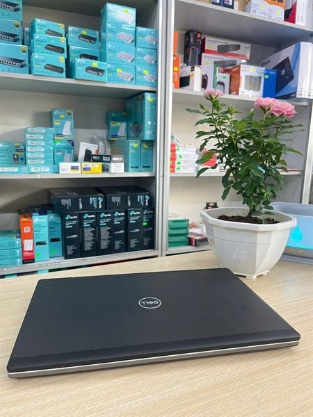 Dell precision 7730 i7 8850H (12cpu) / Ram 32GB / SSD 512GB M2 / 17.3” FHD / Quadro P3200 6G