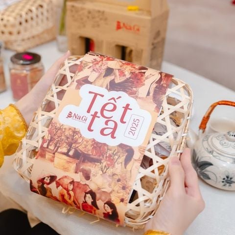 Hộp quà Tết Ta 3 (Tôm khô nguyên vỏ - Lạp xưởng tươi) 