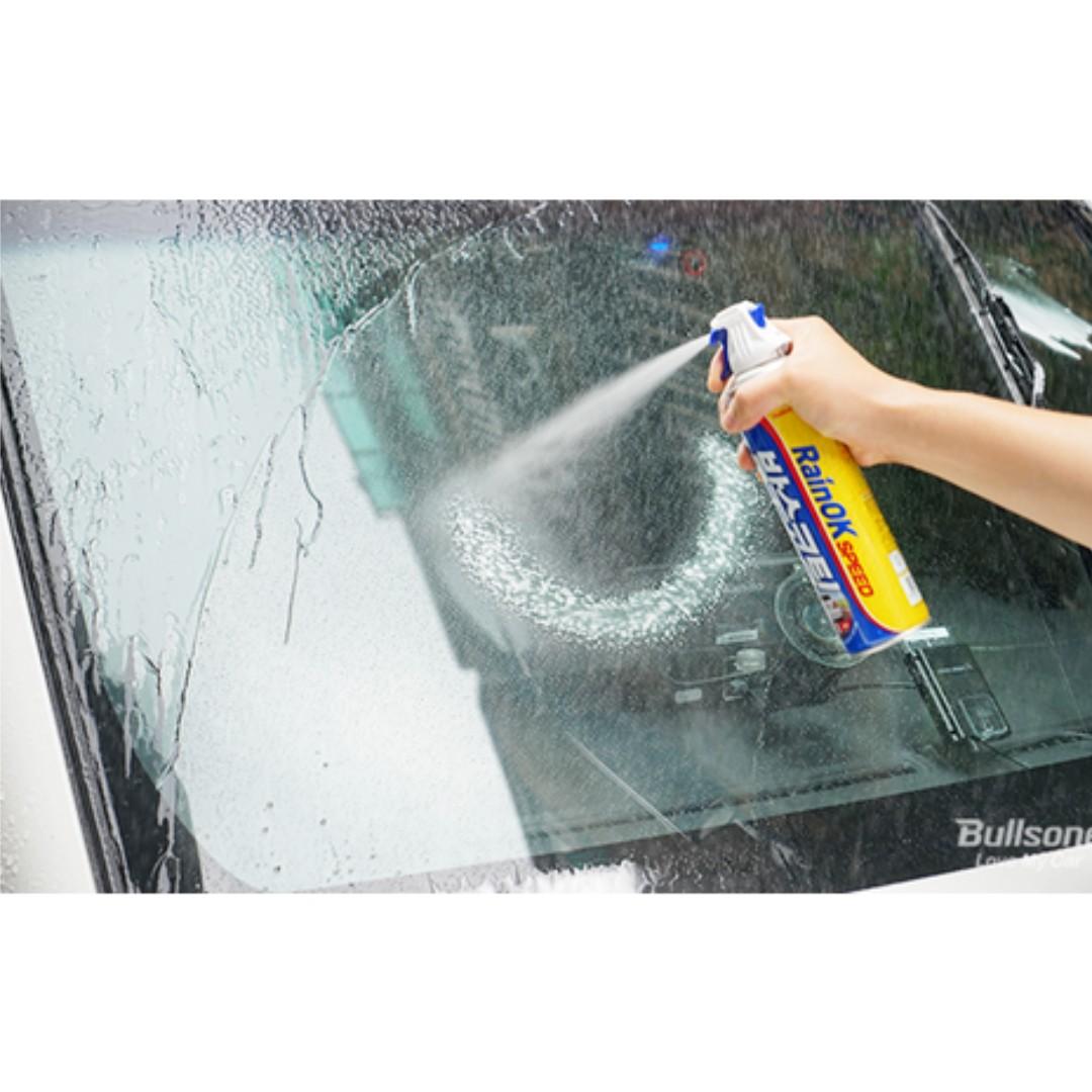 Xịt RainOK Speed lên kính lái đang ướt nước mưa