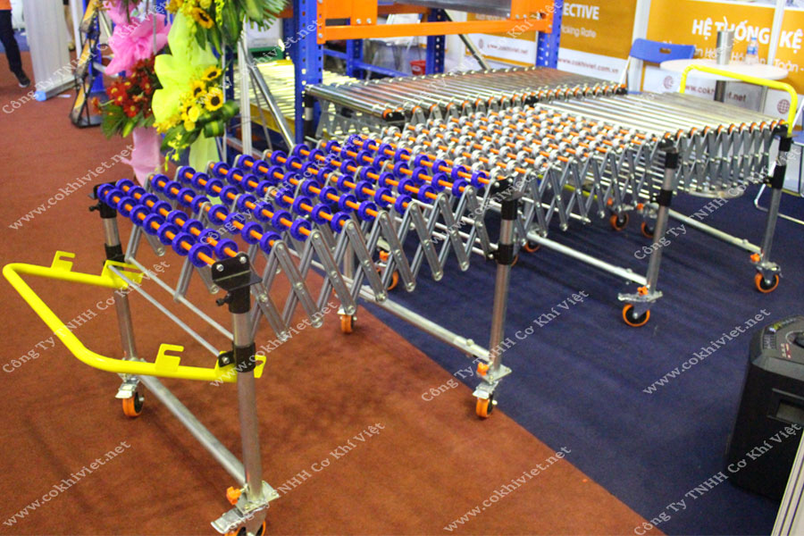 Plastic roller conveyor