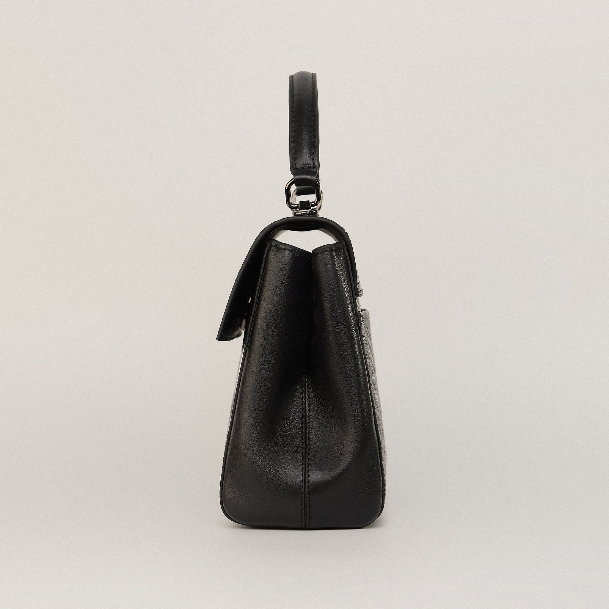  Túi Xách Nữ Da Vân Logo Scorpion Đen 26.222 