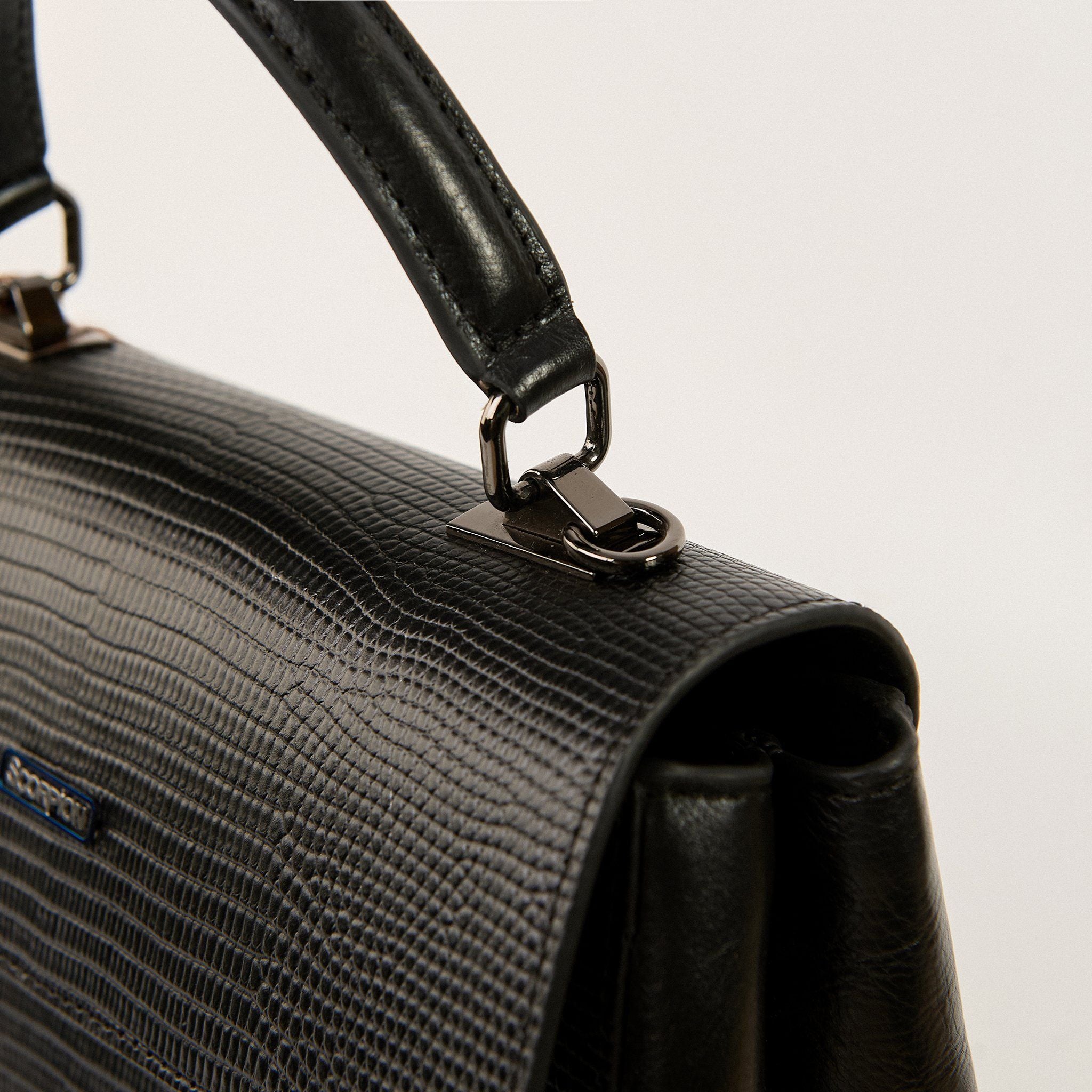  Túi Xách Nữ Da Vân Logo Scorpion Đen 26.222 