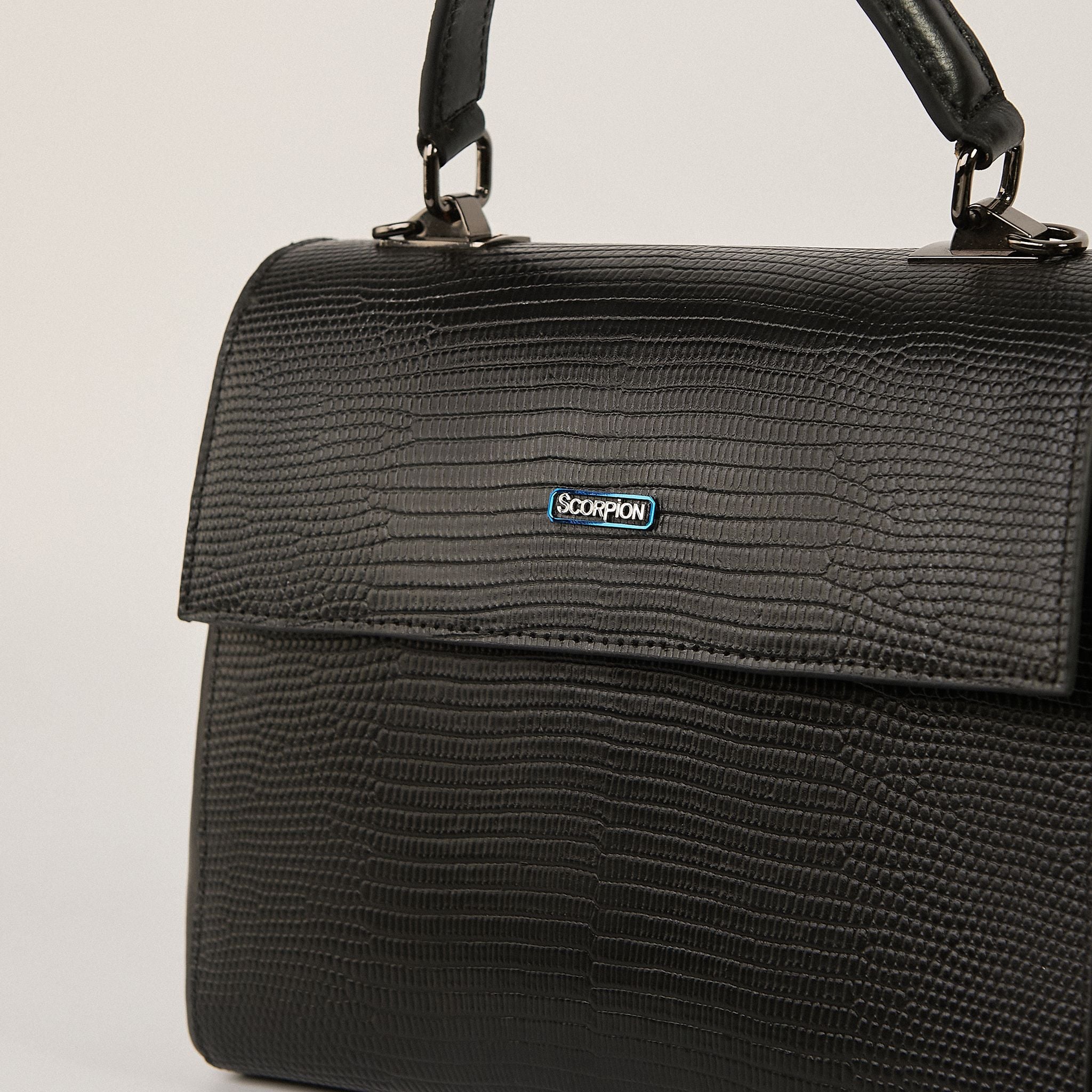  Túi Xách Nữ Da Vân Logo Scorpion Đen 26.222 