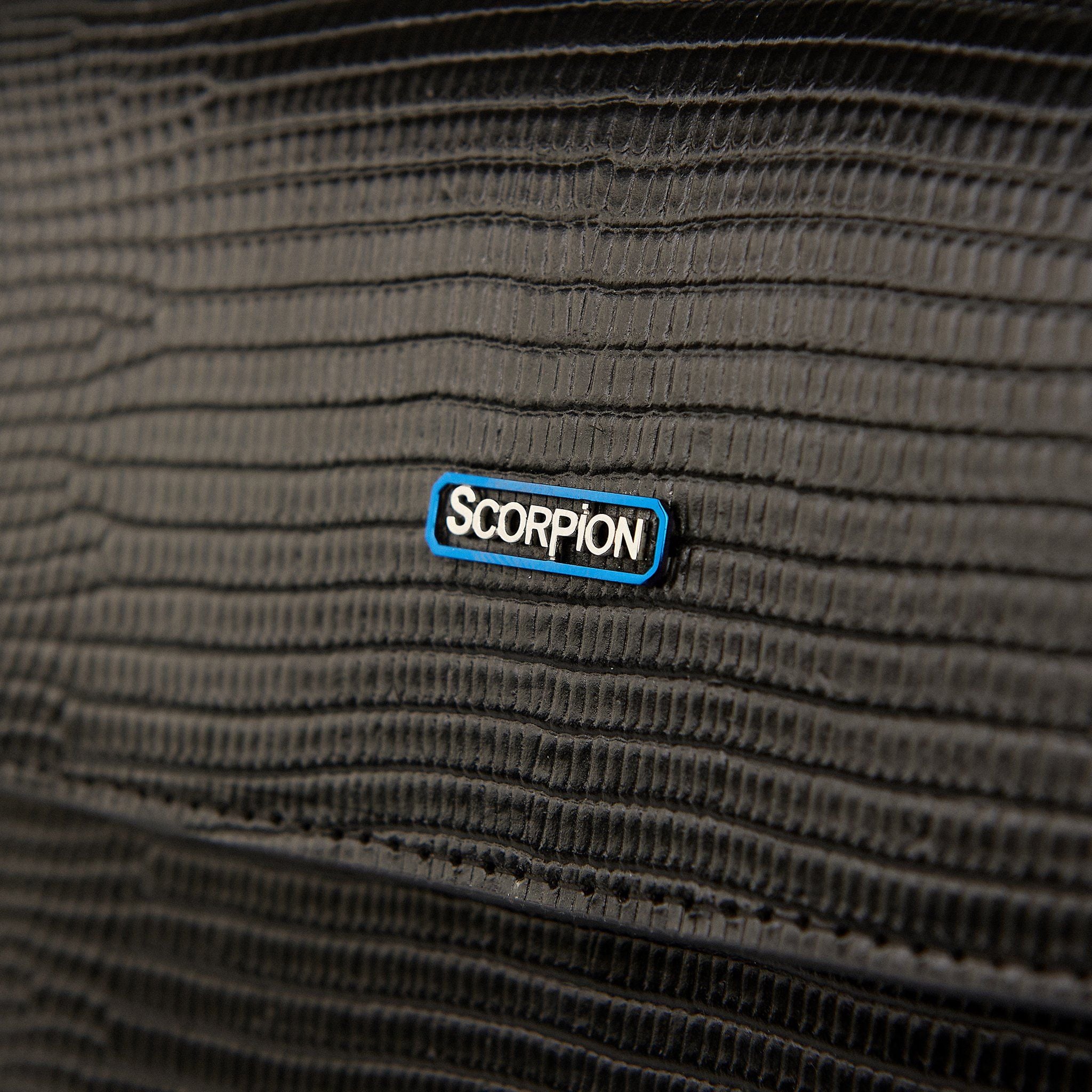  Túi Xách Nữ Da Vân Logo Scorpion Đen 26.222 