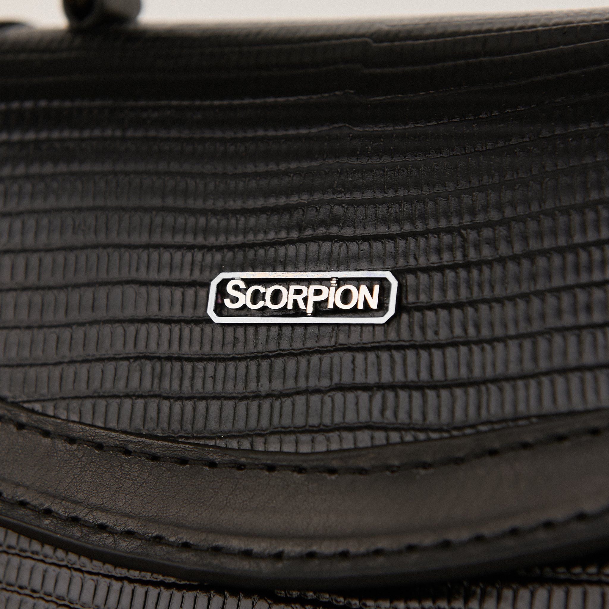  Túi Xách Nữ Da Vân Logo Scorpion Đen 26Đ.11 