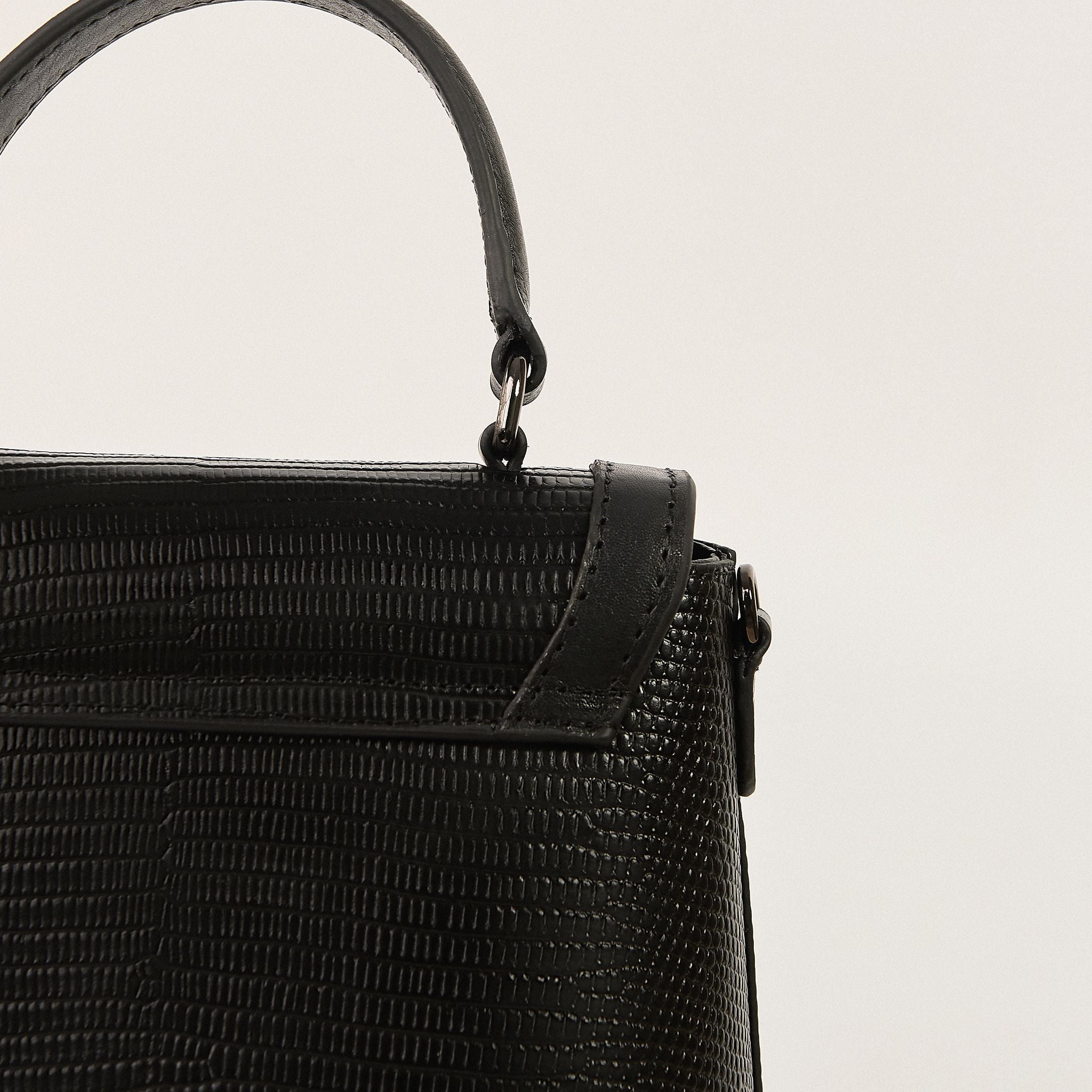  Túi Xách Nữ Da Vân Logo Scorpion Đen 26Đ.11 