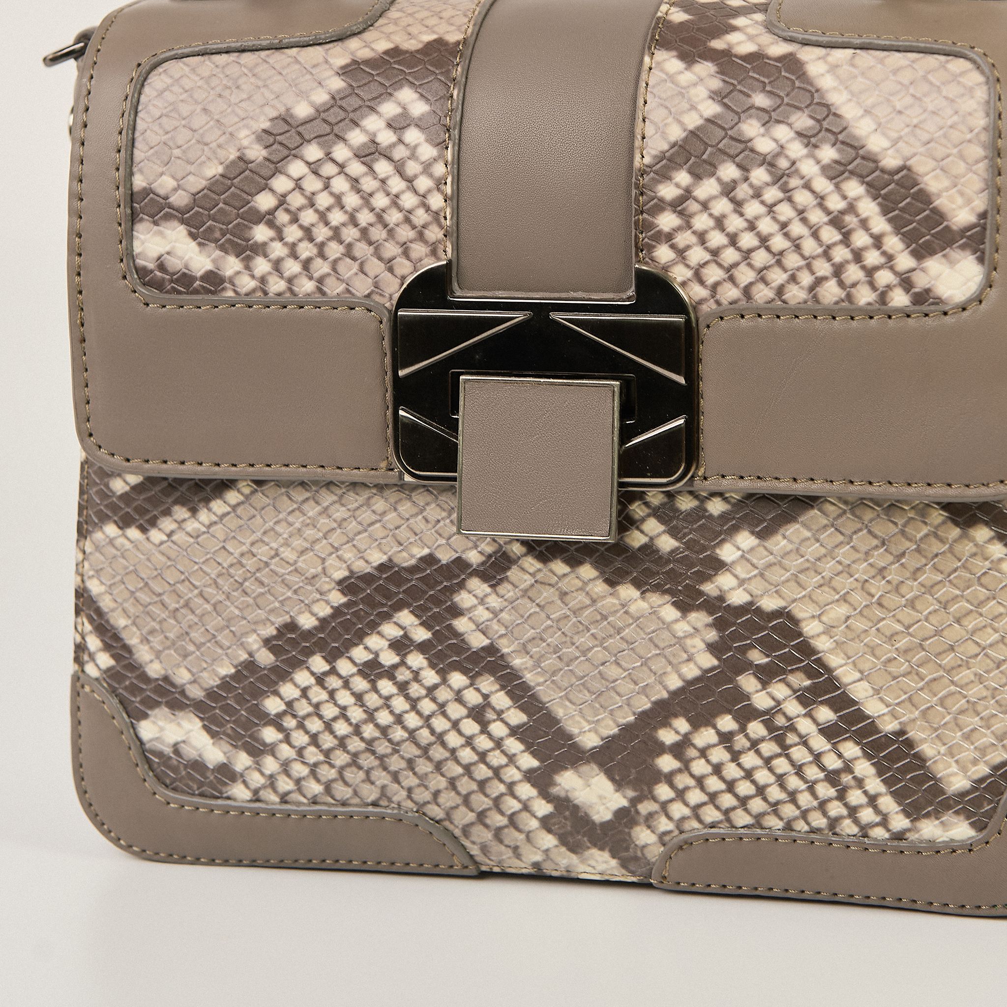  Túi Xách Da Nữ Vân Rắn Ghi 26GV.205 