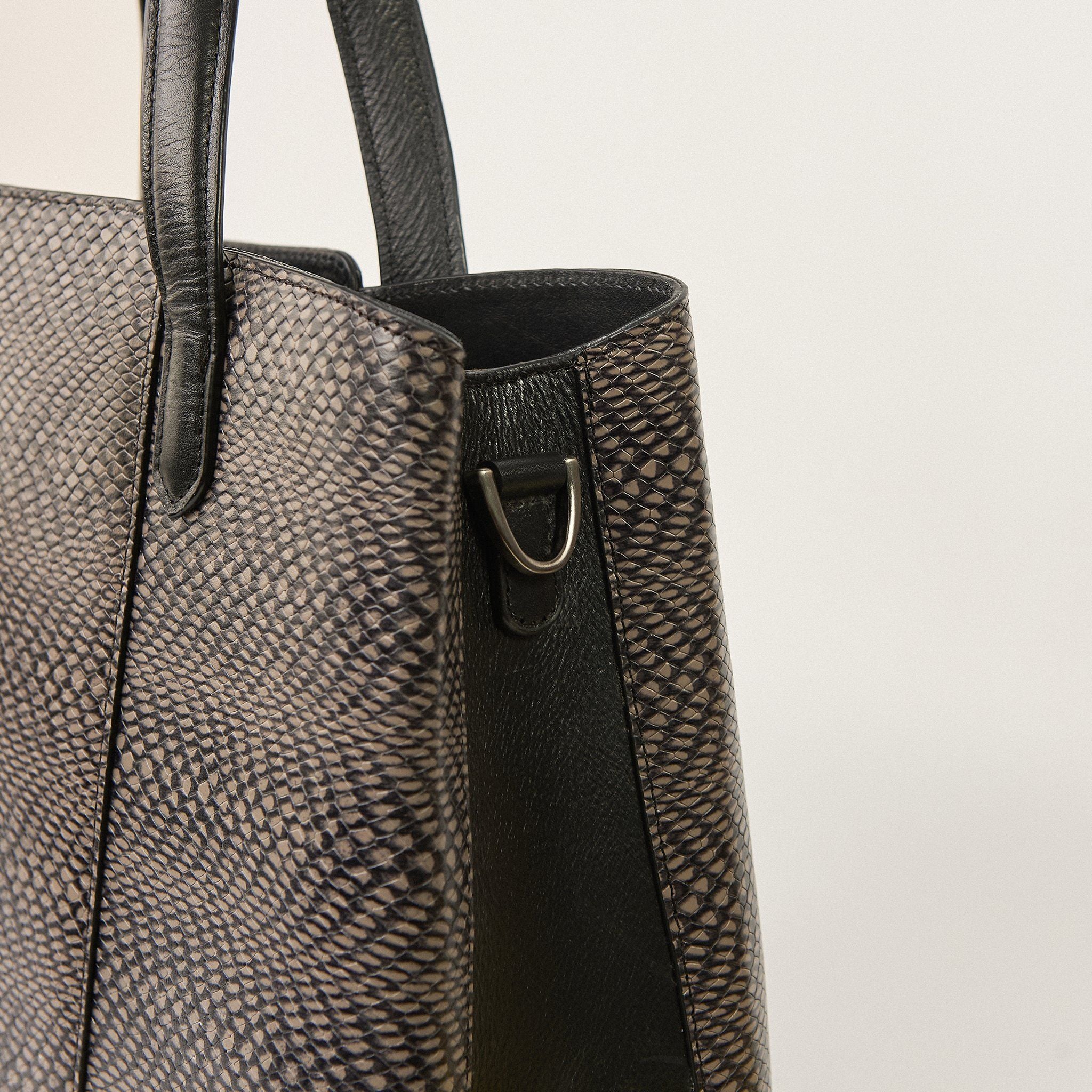  Túi Xách Nữ Da Vân Rắn Đen 26Đ.32 