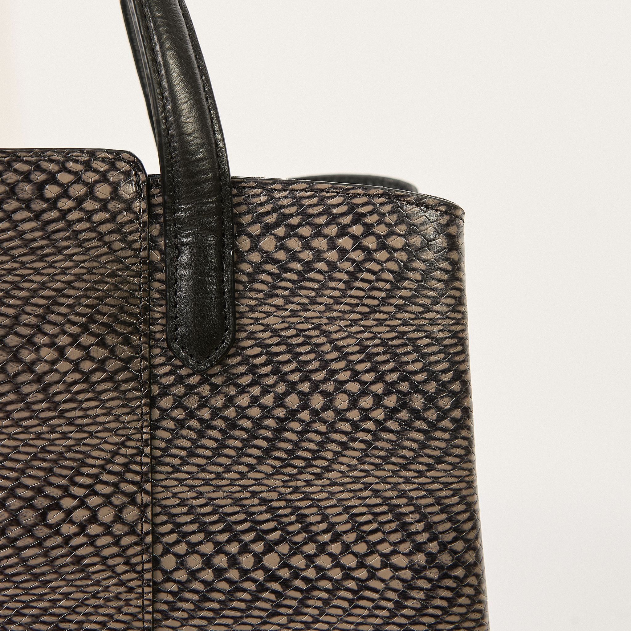  Túi Xách Nữ Da Vân Rắn Đen 26Đ.32 