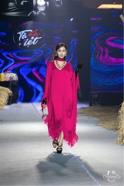  Đầm lụa dài tua rua 