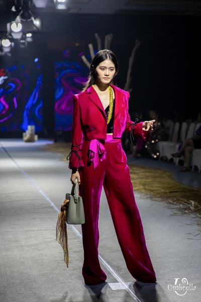  Áo croptop nhung thắt tay 