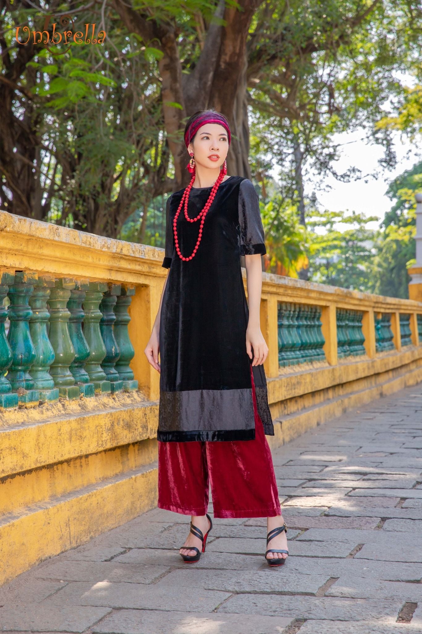  Áo dài nhung cách tân cổ tròn 