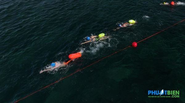 Phao Bơi Biển Đường Dài Túi Khí Kép Kiêm Ba Lô Để Đổ Bơi Ironman Màu Xanh