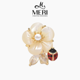  Cài áo hoa mai xà cừ và bọ cánh cam 