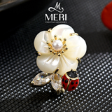  Cài áo hoa mai xà cừ và bọ cánh cam 