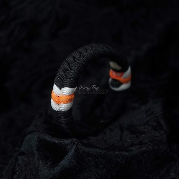 FT nền Black X (xen kẽ White + Orange hai bên)