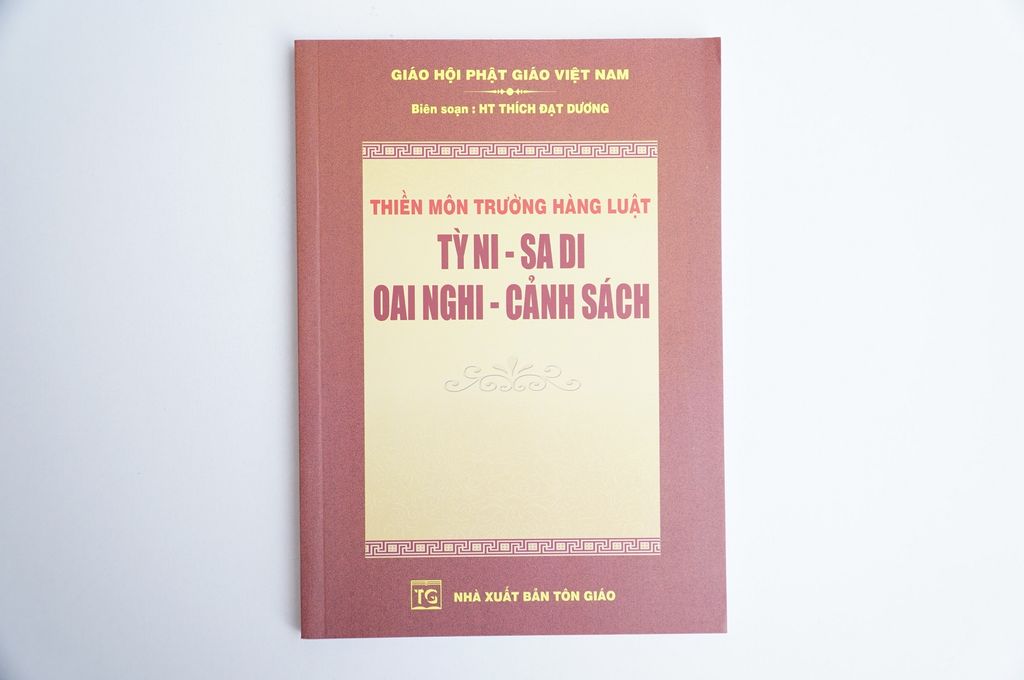 Kinh Phật - Tỳ Ni Sa Di Oai Nghi Cảnh Sách Thích Đạt Dương bìa giấy nâu chữ to rõ 133 trang