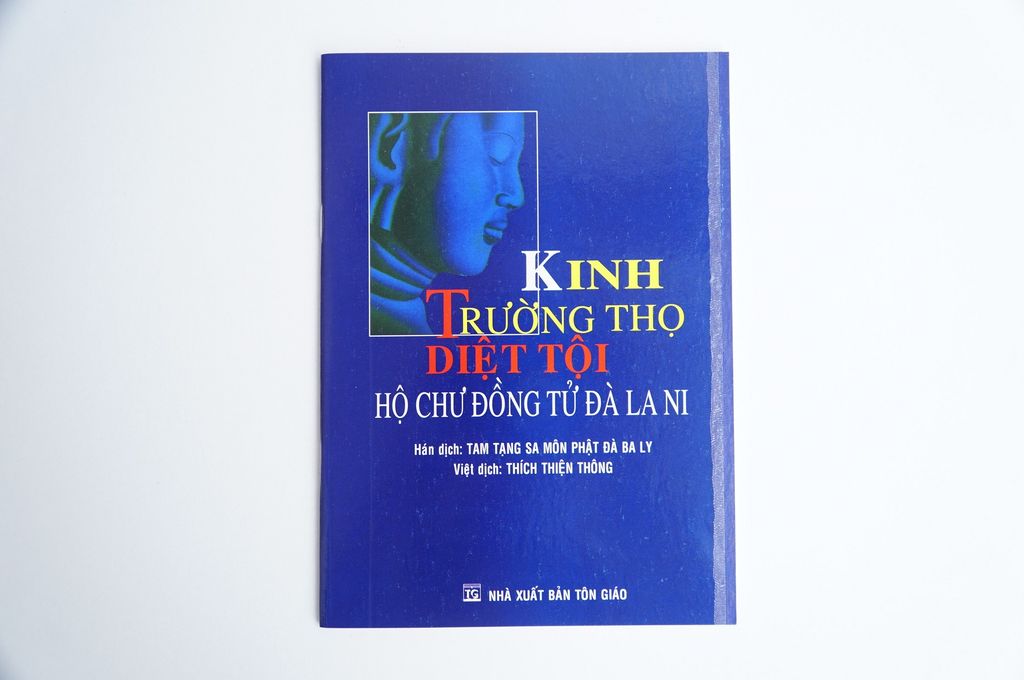 Sách phật giáo Kinh trường thọ diệt tội Thích Thiện Thông bìa giấy xanh chữ to rõ 63 trang