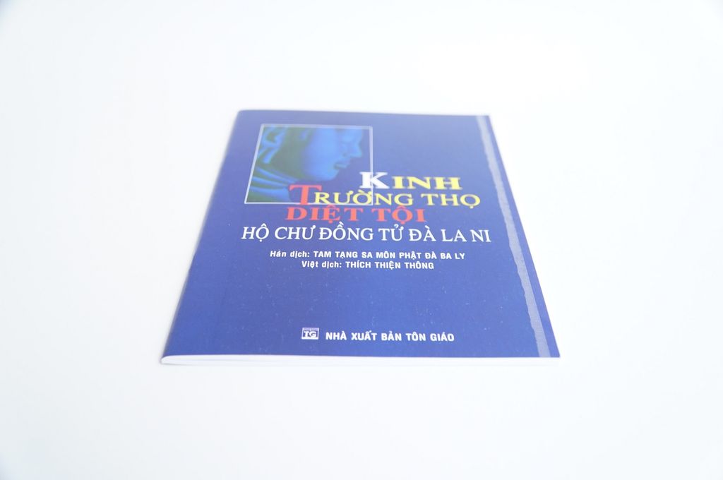 Sách phật giáo Kinh trường thọ diệt tội Thích Thiện Thông bìa giấy xanh chữ to rõ 63 trang