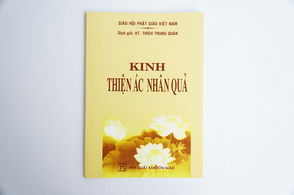 Kinh Phật - Kinh thiện ác nhân quả Thích Trung Quán bìa giấy vàng chữ to rõ 62 trang