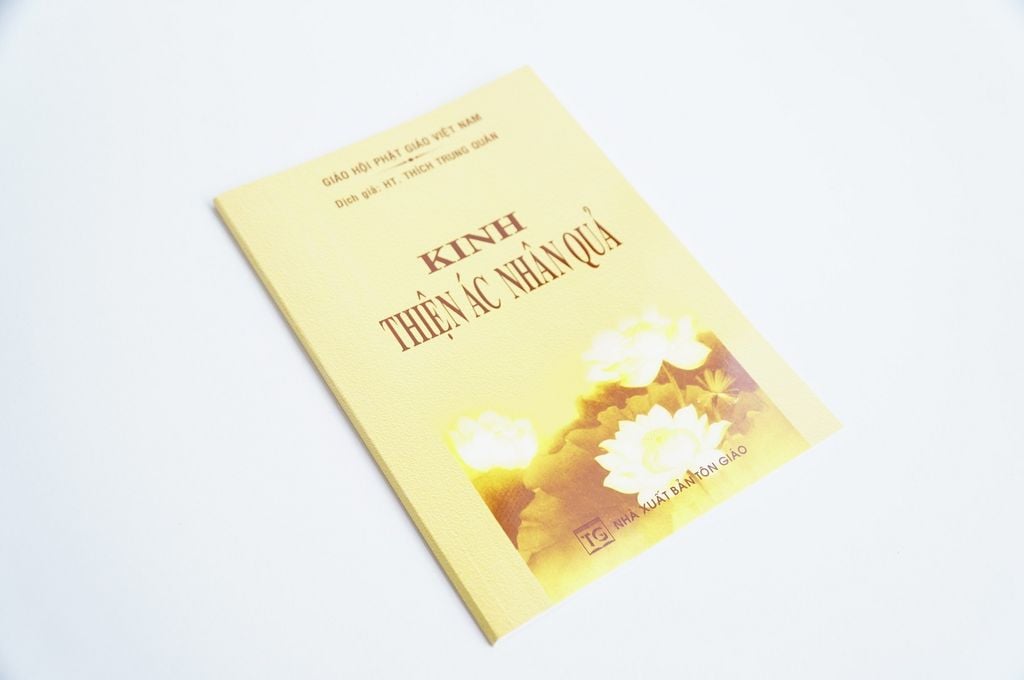 Kinh Phật - Kinh thiện ác nhân quả Thích Trung Quán bìa giấy vàng chữ to rõ 62 trang