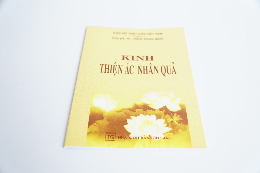 Kinh Phật - Kinh thiện ác nhân quả Thích Trung Quán bìa giấy vàng chữ to rõ 62 trang
