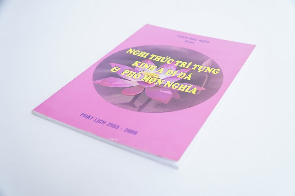 Kinh Phật - Nghi thức trì tụng kinh A Di Đà và Phổ môn Nghĩa Thích Đức Niệm bìa hồng 72 trang