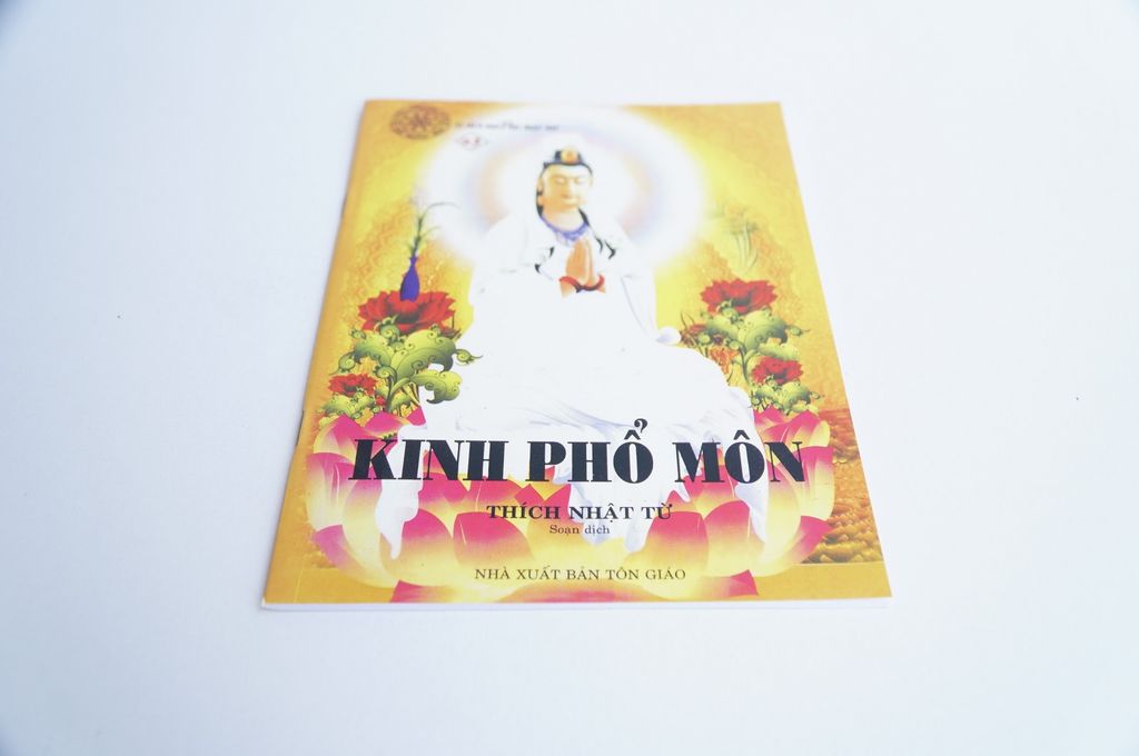 Kinh Phật - Kinh phổ môn Thích Nhật Từ bìa vàng chữ to rõ 35 trang