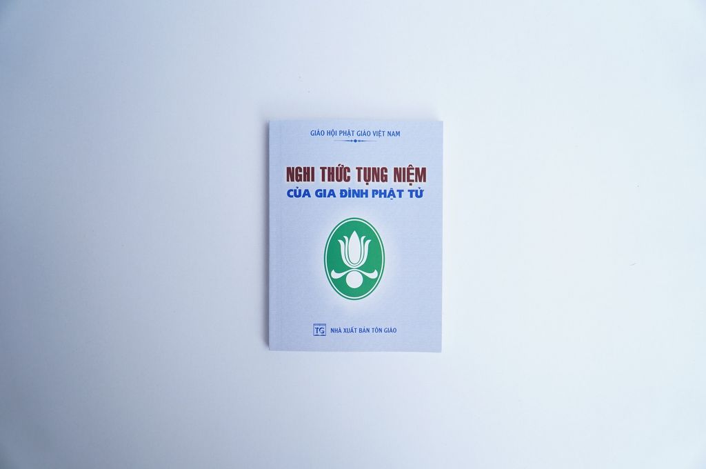 Sách phật giáo Nghi thức tụng niệm gia đình Phật Tử bìa giấy xám chữ to rõ 146 trang