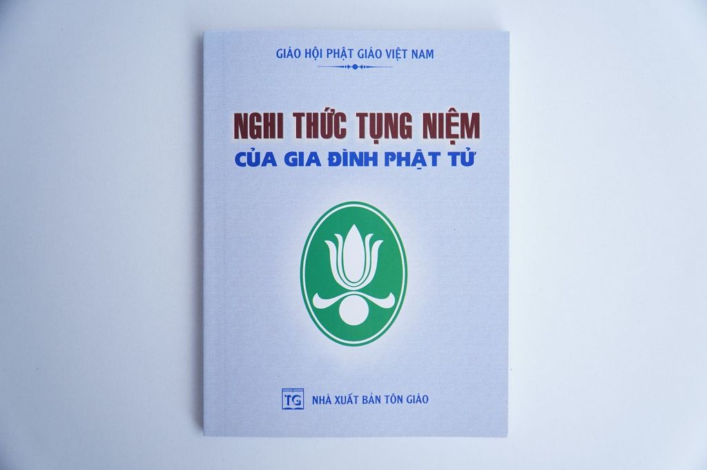 Kinh Phật - Nghi thức tụng niệm gia đình Phật Tử bìa giấy xám chữ to rõ 146 trang