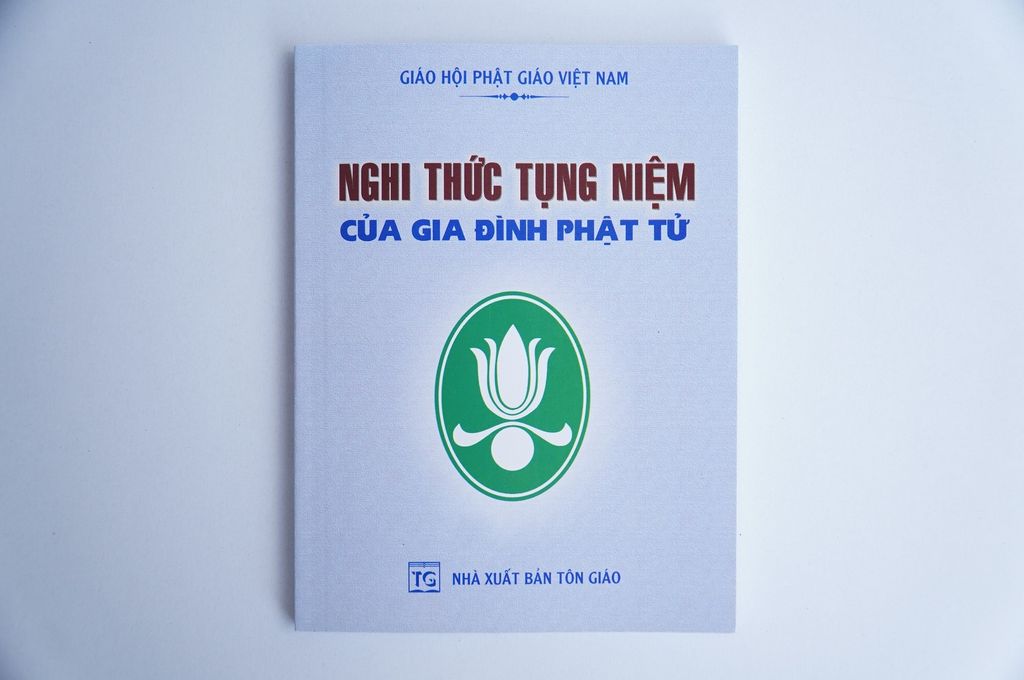 Sách phật giáo Nghi thức tụng niệm gia đình Phật Tử bìa giấy xám chữ to rõ 146 trang