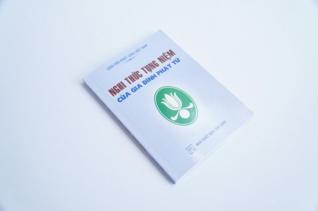 Kinh Phật - Nghi thức tụng niệm gia đình Phật Tử bìa giấy xám chữ to rõ 146 trang