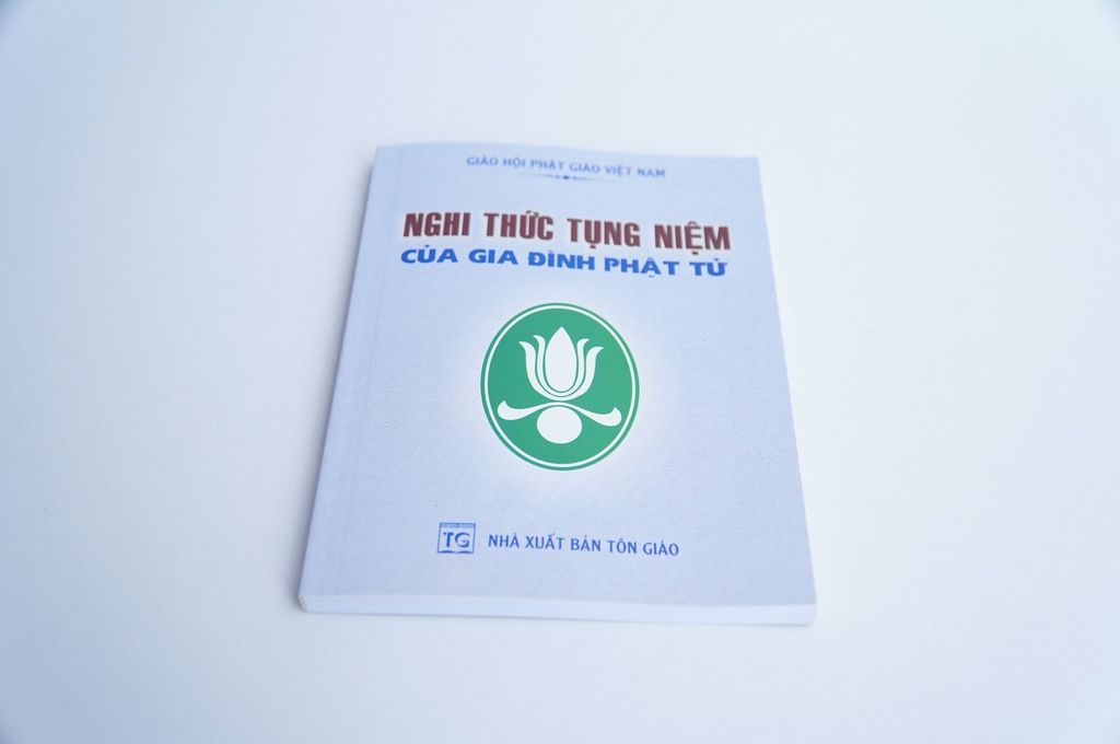 Sách phật giáo Nghi thức tụng niệm gia đình Phật Tử bìa giấy xám chữ to rõ 146 trang