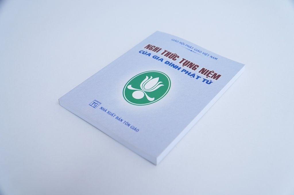 Sách phật giáo Nghi thức tụng niệm gia đình Phật Tử bìa giấy xám chữ to rõ 146 trang