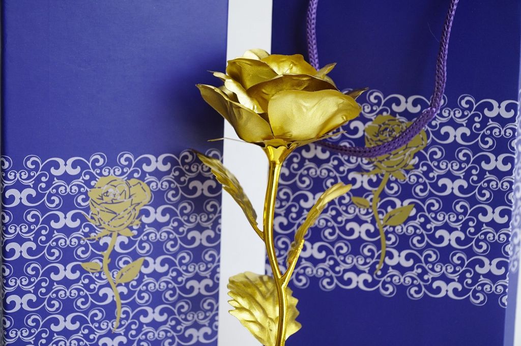 Bộ quà tặng Hoa Hồng mạ vàng 24K - Có hộp và giỏ xanh