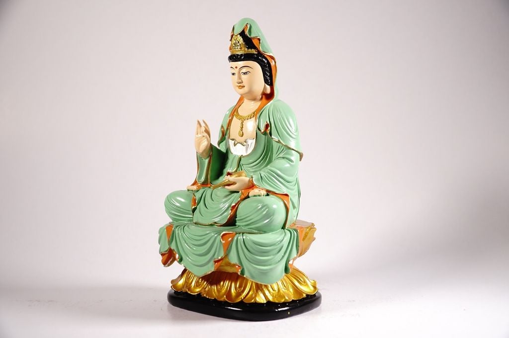 Tượng phật Bồ Tát Quan Âm ngồi đài sen nguyên khối vẽ màu áo xanh - Cao 19cm