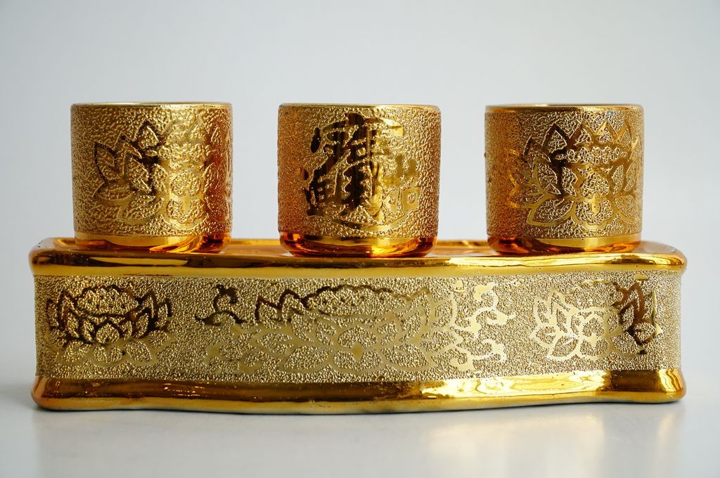 Bộ án ba ly nước thờ cúng kim sa vàng gốm sứ - Gồm đế và 3 ly nước