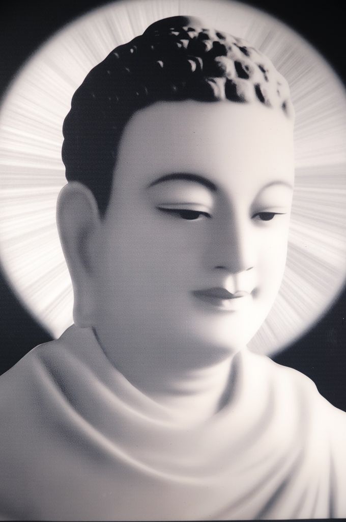 Tranh Phật Bổn Sư Thích Ca Mâu Ni chân dụng trắng đen hào quang - 2 cỡ