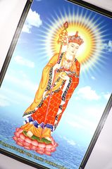 Tranh Phật Địa Tạng Vương Bồ Tát đứng áo đỏ hào quang giữa trời xanh - 2 cỡ